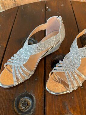 PIZZ ANNU Wedge Sandals
